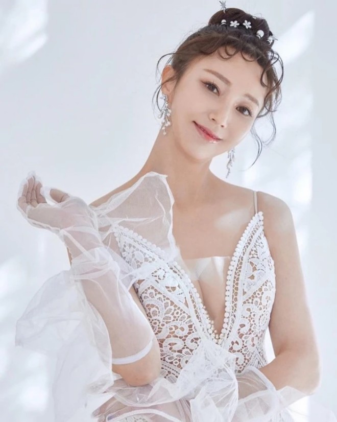 Ahn Hye Kyung là nữ MC, diễn viên nổi tiếng showbiz Hàn.