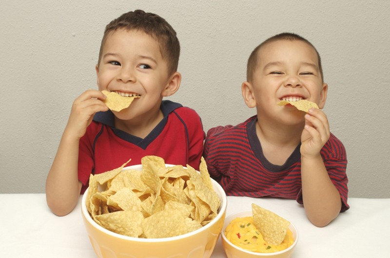 Các đồ ăn vặt như khoai tây chiên, snack,... không chỉ chứa nhiều muối mà còn thường chứa nhiều chất béo và chất phụ gia. Thực phẩm chứa nhiều muối có thể làm tăng nguy cơ mắc các bệnh tim mạch như cao huyết áp, bệnh tim và đột quỵ cho con bạn.
