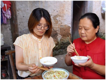 Mẹ chồng hay ra ngoài một mình buổi tối, con dâu ở cữ âm thầm đi theo, phát hiện sự thật không ngờ