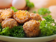 Bếp Eva - Món ngon mỗi ngày: Bật mí công thức làm thịt viên chiên giòn bọc trứng muối thơm ngon quên lối về