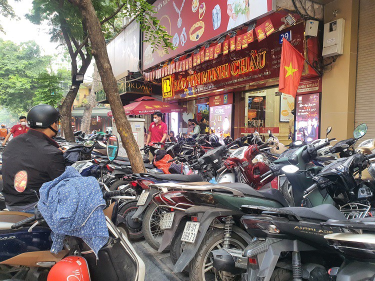 Bãi giữ xe cho khách vào giao dịch của một cửa hàng vàng chật kín với hàng trăm chiếc.