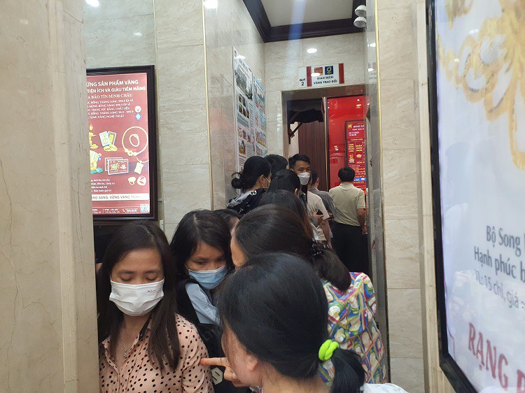 Khách xếp hàng chật kín phía bên trong cửa hàng vàng.