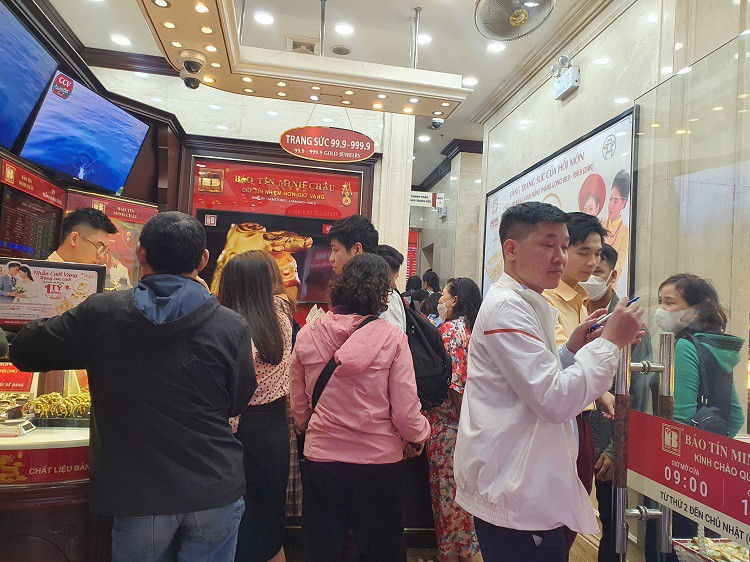 Khách xếp hàng chờ giao dịch từ trong quầy ra đến tận cửa.