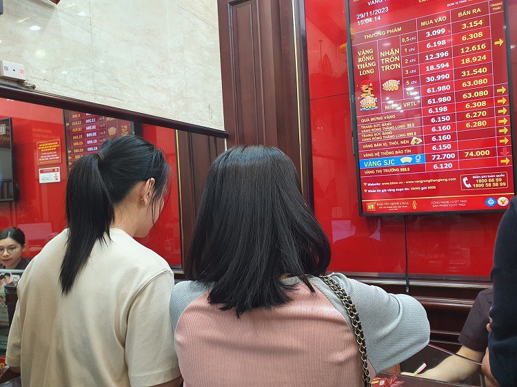 Giá vàng SJC niêm yết ở mức 72,7-74 triệu đồng/lượng (mua vào - bán ra) lúc 15h chiều ngày 29/11.