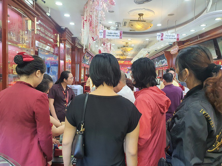 Hàng chục người quây kín quầy giao dịch.