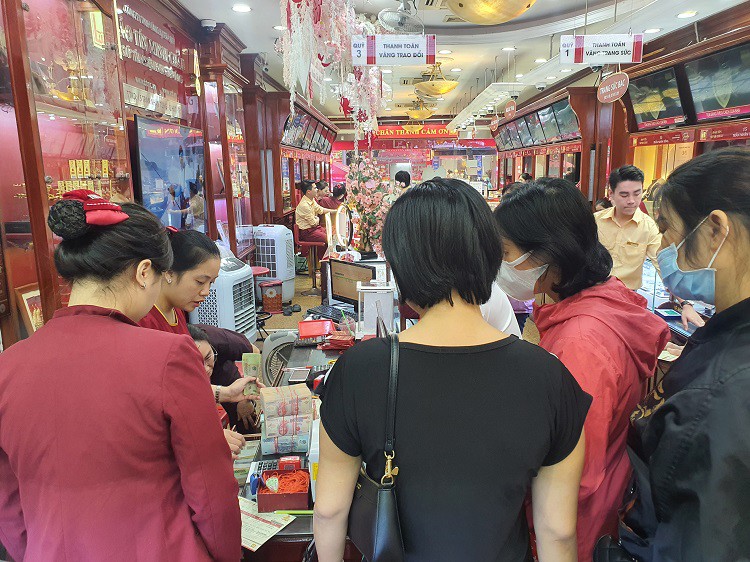 Một vài người ôm cả đống tiền đến để mua vàng lướt sóng.