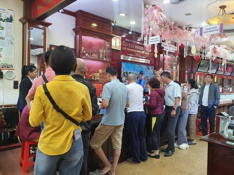 Cuối buổi chiều lượng khách vẫn rất đông 