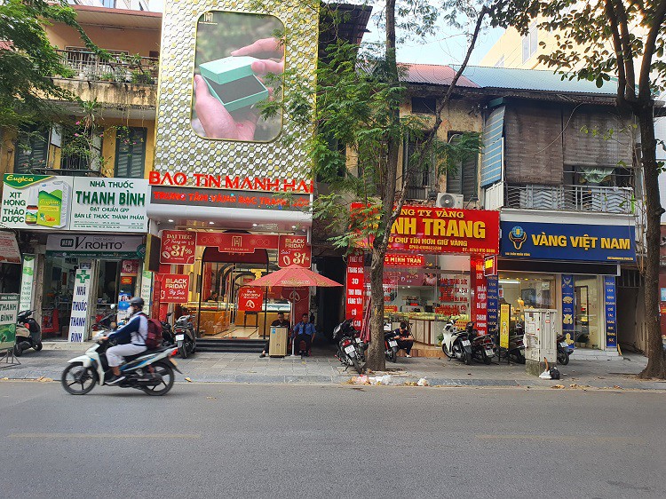 Khác với cảnh đông đúc, nhộn nhịp tại các cửa hàng vàng lớn, một số cửa hàng kinh doanh vàng nhỏ lẻ vẫn rất vắng vẻ.