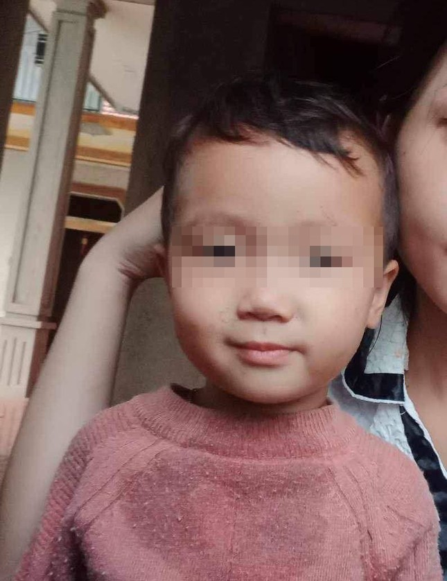 Gia đình chia sẻ hình ảnh cháu bé lên các trang mạng xã hội để nhờ mọi người giúp đỡ tìm kiếm.