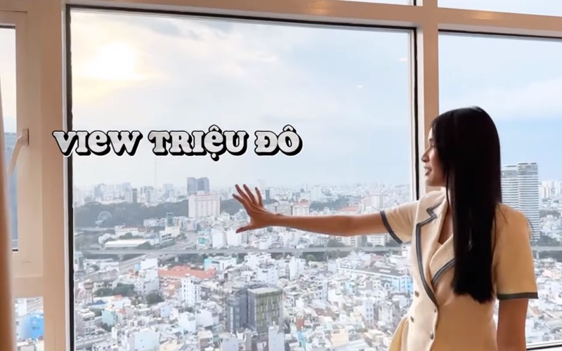 Á hậu chia sẻ view triệu đô của căn hộ. Từ đây có thể nhìn thấy tòa nhà Bitexco và cô hy vọng Tết có thể nhìn thấy pháo hoa.
