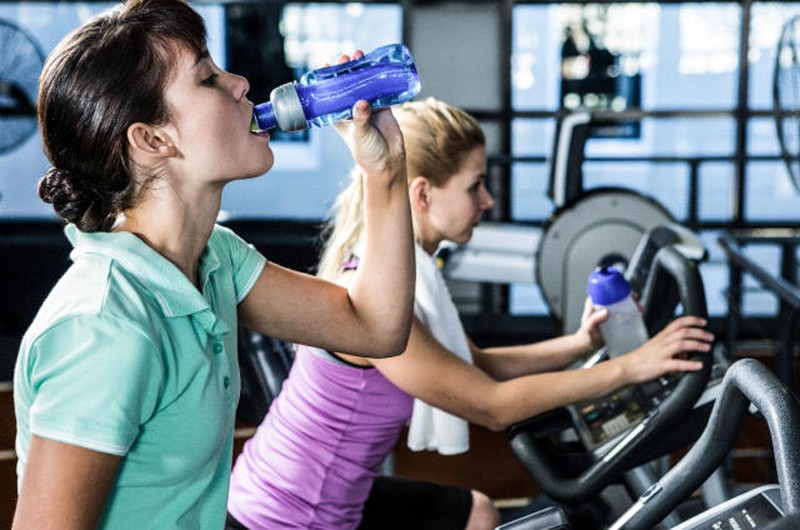 Hydrat hóa trong khi tập thể dục rất quan trọng để đạt được hiệu suất cao nhất, duy trì mức năng lượng và giảm mệt mỏi. Cơ thể bạn cũng mất chất điện giải khi vận động nên cần bù nước để tránh yếu cơ, chuột rút và kiệt sức vì nóng.  
