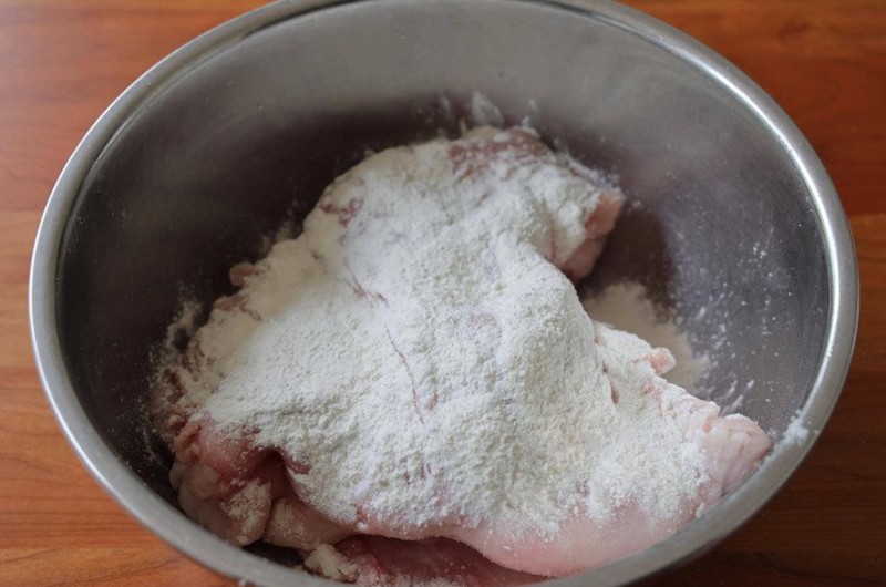 Cho muối vào thịt mỡ, xát nhiều lần. Sau đó lại cho bột mì vào, xoa đi xoa lại miếng mỡ lợn nhiều lần. 
