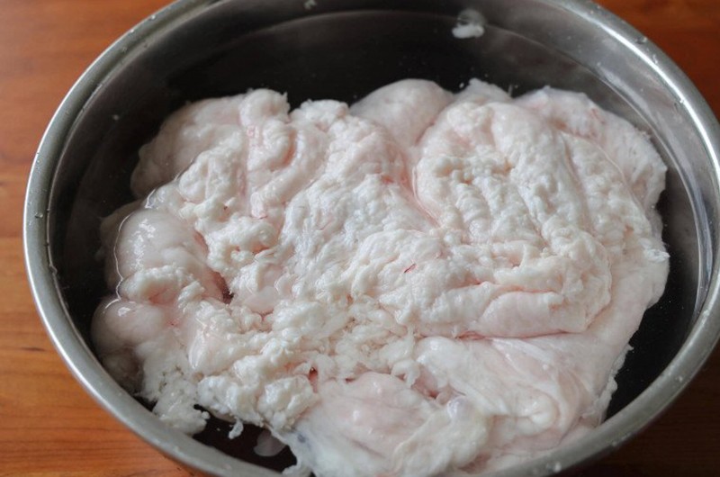 Sau khi xát xong cho nước ấm vào để rửa sạch mỡ lợn cho đến khi miếng mỡ lợn được rửa trắng. Mỡ lợn rửa bằng phương pháp này sạch, không còn dính máu thừa hay tạp chất dính trên bề mặt.
