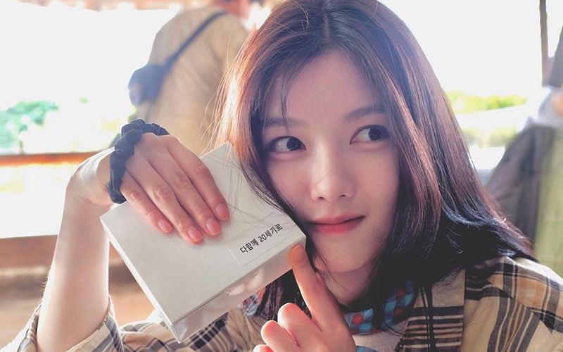 Đối việc việc chăm sóc da, Kim Yoo Jung thường xuyên trang điểm nên cô chú trọng đến bước tẩy trang nhất mỗi khi trở về nhà sau một ngày dài làm việc quay hình. 
