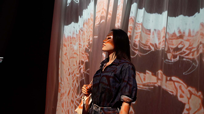 Tại sự kiện có sự xuất hiện của Á hậu Thủy Tiên. Cô diện trang phục cá tính khác hẳn vẻ lộng lẫy thường thấy.