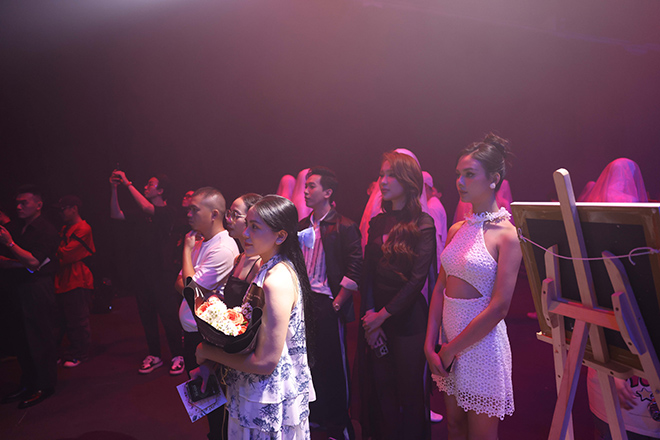 Như mọi lần, quản lý (váy hoa) vẫn đồng hành bên anh mà hoàn toàn không biết có bất ngờ đang chờ đợi cô.