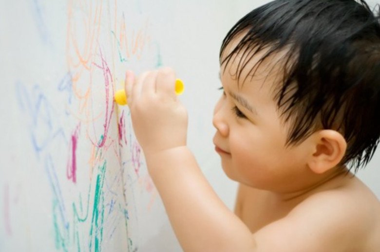 Người mẹ stress khi con hiếu động, vẽ lên tường, đập đồ đạc.... Ảnh minh họa. 