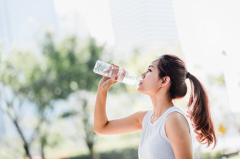 Nếu bạn không uống nước trước khi tập thể dục sẽ có nguy cơ bị mất nước nhanh hơn, nhiệt độ cơ thể trở nên quá nóng, tim và cơ thể phải làm việc nhiều hơn. Nên uống 500-600ml nước trước tập luyện 1-2 giờ và 15 phút trước khi bắt đầu.
