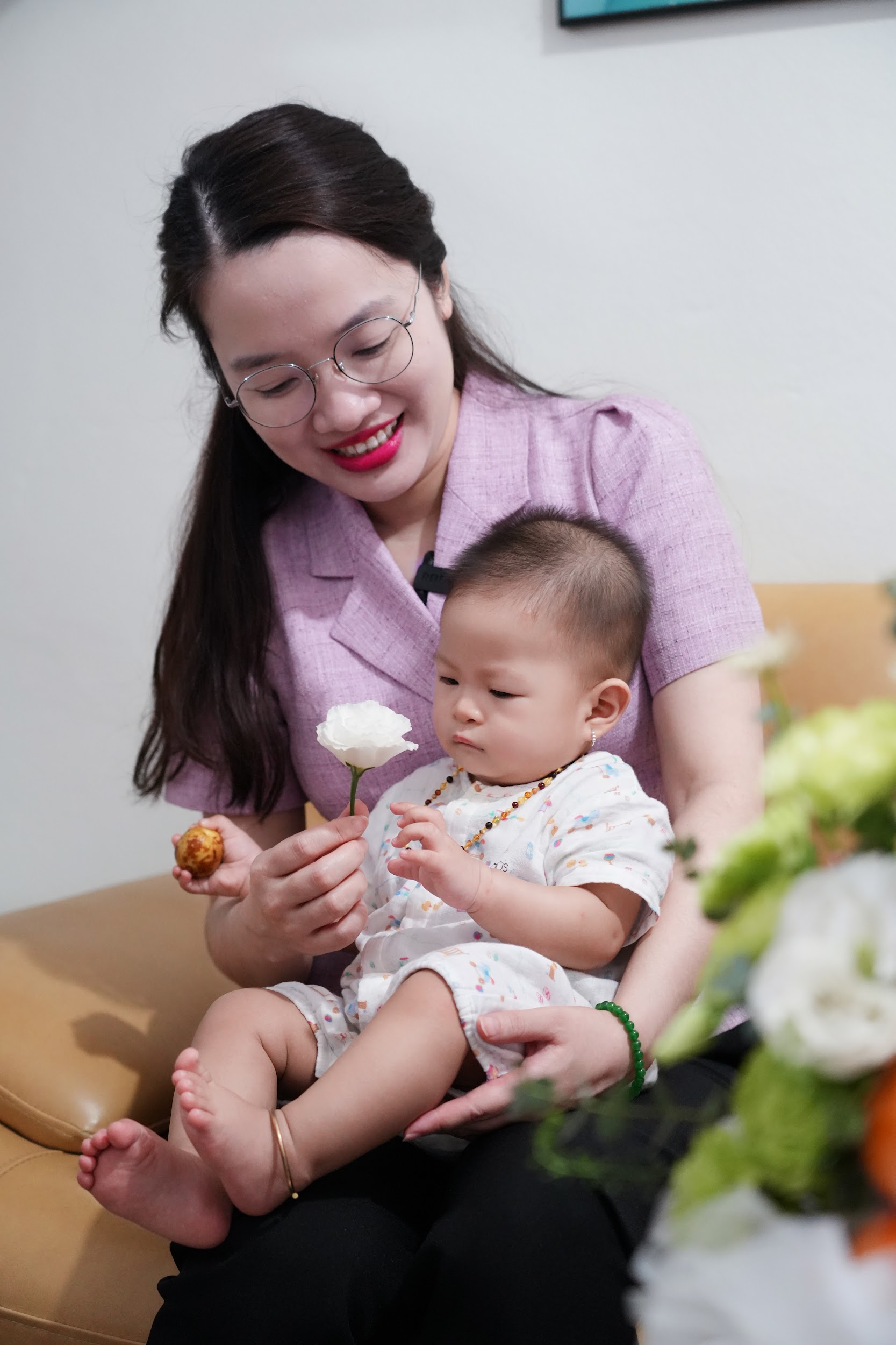 Bác sĩ Phạm Thị Thùy Dương (Giám đốc Trung tâm Hỗ trợ sinh sản IVF Hồng Ngọc) luôn đồng hành cùng chị Linh