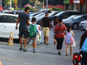 Làm mẹ - Người đàn ông lạ mặt ngày nào cũng nhét 1 tờ giấy vào cặp bé trai, mẹ bé đọc xong lập tức báo cảnh sát