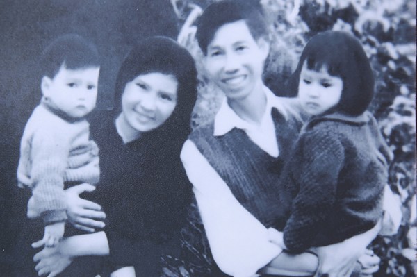 Thanh Lam là trái ngọt đầu tiên của mối tình sâu đậm giữa nghệ sĩ Thanh Hương và nhạc sĩ Thuận Yến. Cô chào đời ngay giữa rừng Trường Sơn. Vì chiến tranh, Thanh Lam theo mẹ ra miền Bắc, còn bố tiếp tục ra ở lại chiến trường. Năm 2 tuổi, cô mới biết mặt cha. Vài năm sau đó, em trai Trí Minh ra đời.