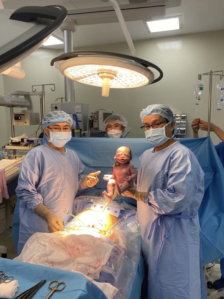 Bác sĩ Trung và ê kíp đỡ đẻ cho sản phụ. (Ảnh: BSCC)