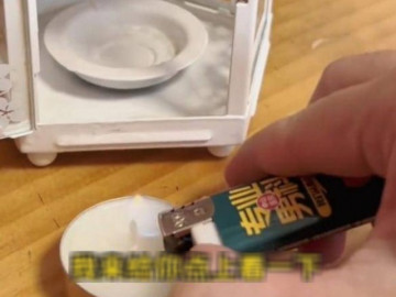 Người chồng tìm thấy món quà tốt nghiệp xưa cũ của vợ, bất ngờ khi đọc dòng chữ lạ bên trong