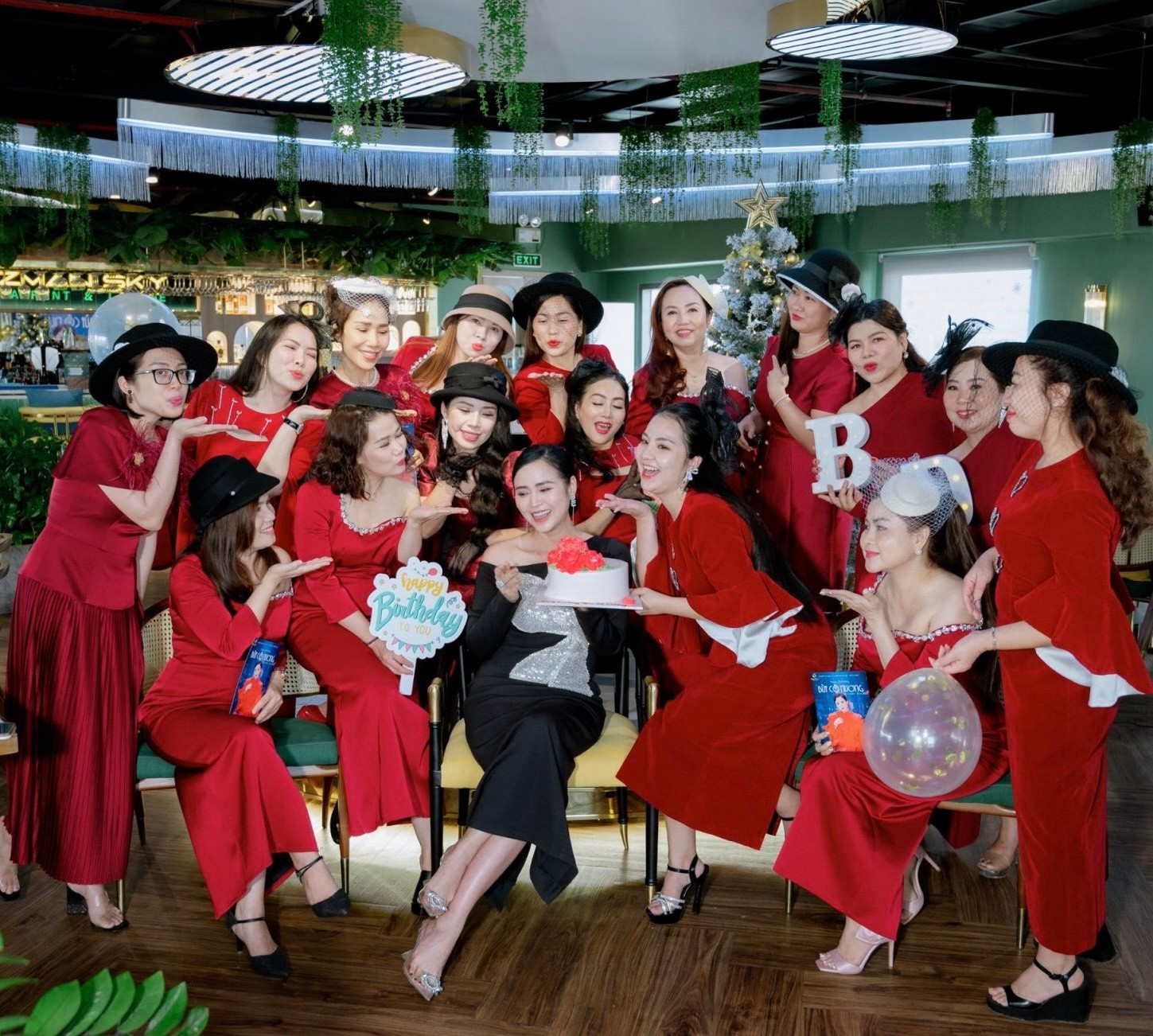 Nữ hoàng hoa hồng Bùi Thanh Hương (Váy đen) cùng các thành viên Happy Women miền Nam.