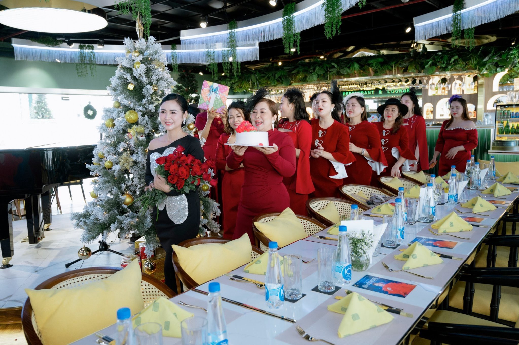 Nữ hoàng hoa hồng Bùi Thanh Hương trốn chồng vào Sài Gòn dự tiệc sinh nhật do HWLN miền Nam tổ chức.
