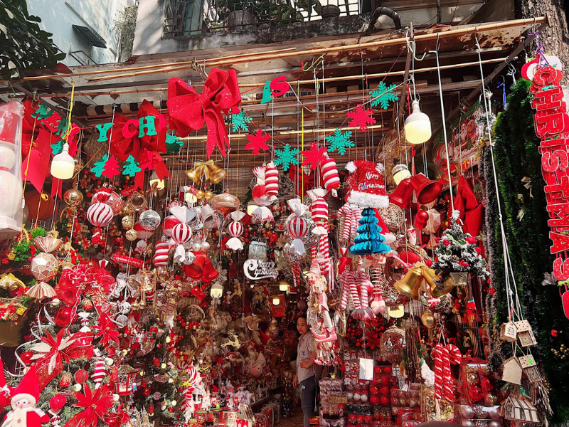 Chỉ còn khoảng 3 tuần nữa là đến Giáng sinh, con phố Hàng Mã (Hoàn Kiếm, Hà Nội) đã trở nên lung linh, nhộn nhịp.
