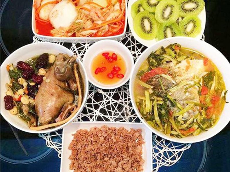 Bữa ăn này của chị Hoan gồm: Chim câu tần, canh cá dưa chua, thịt băm rang, kim chi, kiwi tráng miệng.
