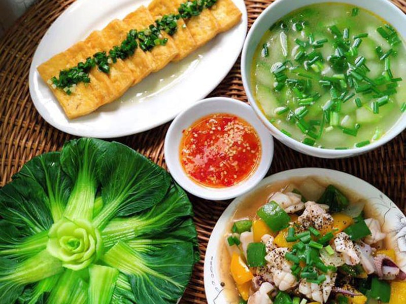 Chị Kim Uyên (Đà Nẵng) mê nấu ăn nên rảnh lại vào bếp. Những mâm cơm mùa đông của gia đình chị vừa ngon lại dễ nấu. Bữa này nhà chị gồm có: Mực xào, đậu phụ tẩm hành, canh bí đao, cải chíp luộc.
