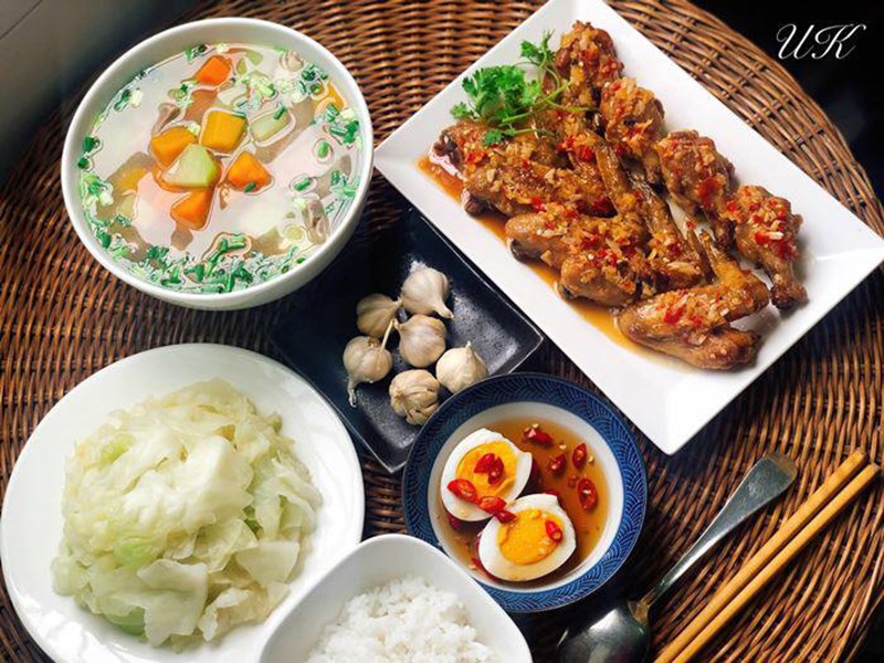 Bữa này chị Kim Uyên làm: Cánh gà chiên mắm, canh củ quả nấu xương, bắp cải luộc, trứng luộc dầm mắm.
