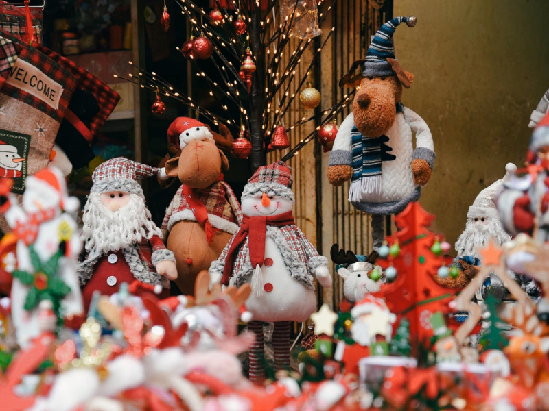 Các mặt hàng quen thuộc trong dịp Giáng sinh được bày bán thu hút sự quan tâm của người dân như: cây thông, vòng nguyệt quế, ông già Noel, người tuyết,…

