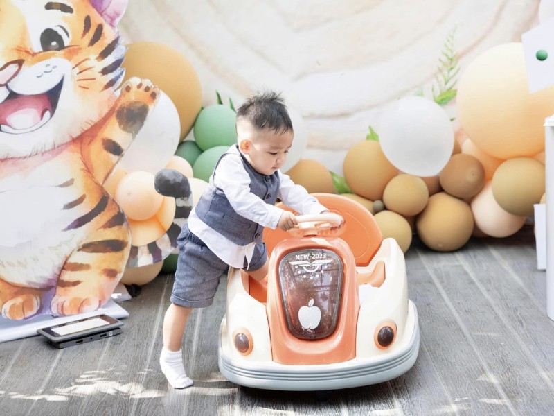 Trên trang cá nhân, Á hậu Ngô Trà My đăng loạt ảnh đẹp trong ngày sinh nhật con trai kèm trạng thái: "Hổ con, chính thức trở thành thanh niên có tuổi là chị đẹp trong ảnh lại sắp được đạp gió rẽ sóng rồi đây ạ". 
