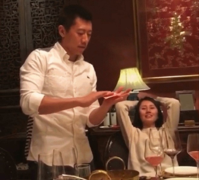 Hình ảnh Viên Tuyền nhìn ông xã làm ảo thuật với ánh mắt trìu mến từng gây sốt trên mạng xã hội.