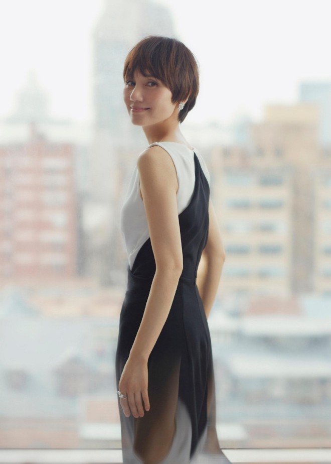 Cô như bị thời gian bỏ quên.