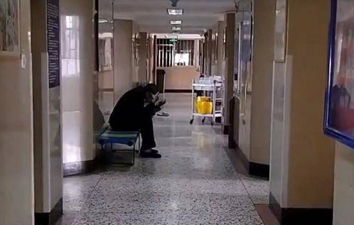 Người phụ nữ Vân Nam đã chia sẻ lên mạng xã hội câu chuyện chồng mình muốn bán nhà để kéo dài sự sống cho mẹ. 