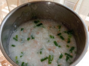 Làm mẹ - Trời mưa rét, mẹ chồng bưng bát cháo lạnh ngắt cho cháu ăn, khuấy đáy bát lên con dâu òa khóc