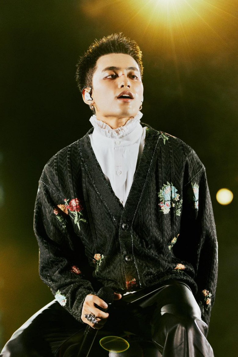 MONO - em trai ruột của Sơn Tùng từng là hiện tượng âm nhạc của năm 2022. Khác với anh trai nói không với show truyền hình thì nam ca  sĩ sinh năm 2000 này lại không ngại tham gia chương trình thực tế.