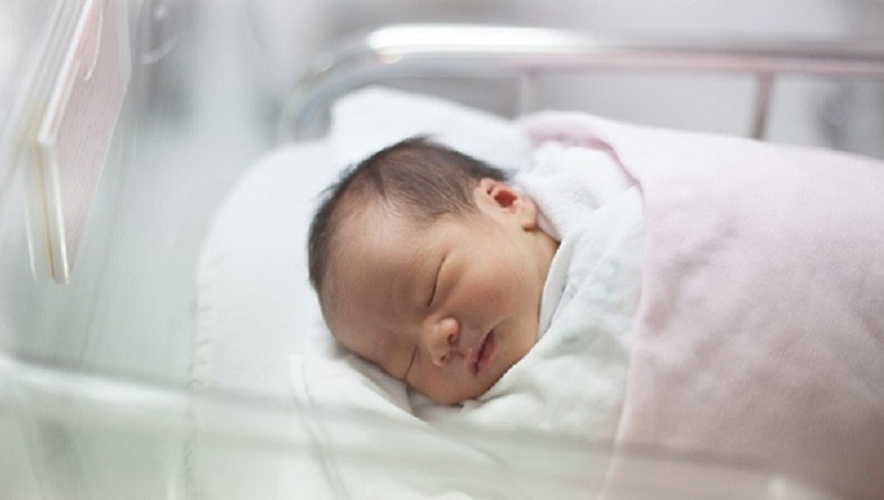 Hệ miễn dịch của trẻ sơ sinh chưa hoàn thiện và chưa có đủ khả năng để chống lại các tác nhân gây bệnh. Điều này làm cho trẻ sơ sinh trở nên đặc biệt nhạy cảm,&nbsp;dễ bị tổn thương bởi vi khuẩn, virus và các tác nhân gây bệnh khác.
