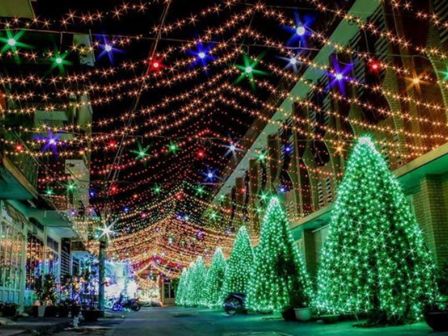 Ngay từ đầu tháng 12, những căn nhà tại đây bắt đầu khoác lên mình chiếc áo mới, và khi hoàng hôn buông xuống, con đường này sáng bừng với ánh đèn, tạo nên một không gian quyến rũ và phá cách.