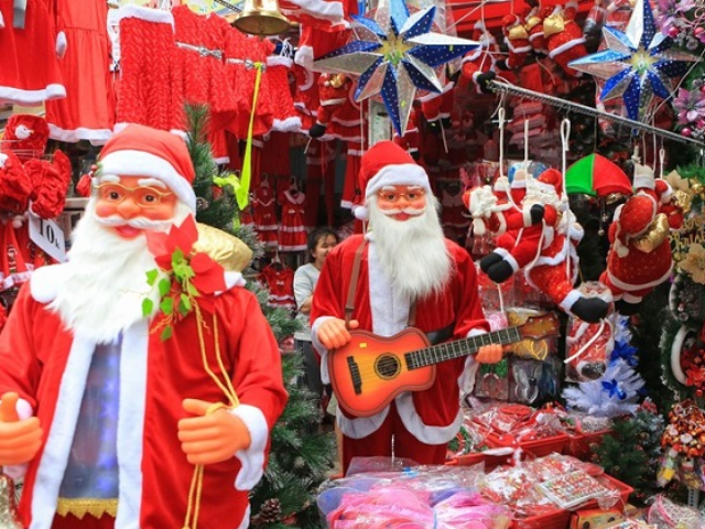 Mỗi mùa Giáng sinh, khu phố người Hoa thu hút đông đảo giới trẻ đến để mua sắm và tận hưởng không khí lễ hội, tạo ra một bức tranh sinh động với các gian hàng bày bán đủ loại quần áo, cây thông, hộp quà, dây băng, mang đến sự sặc sỡ và đa dạng màu sắc.