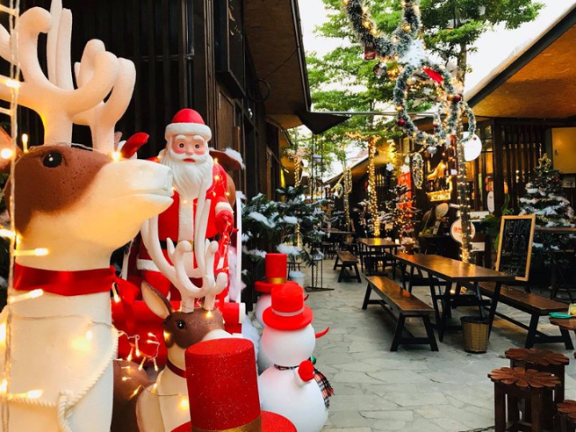 Địa điểm này không chỉ là nơi để bạn check-in hợp lý, mà còn là nơi thu hút khách đến bởi những món ăn hấp dẫn và độc đáo. Thường xuyên được ghé thăm, Phố Nhật Bản Oishi Town mang đến cho bạn trải nghiệm Giáng Sinh đầy phong cách và ấn tượng.