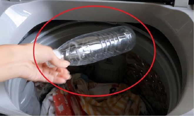 Tại sao khi giặt đồ nên cho 2 chai nhựa vào máy giặt? Tưởng hại máy nhưng lợi không ngờ - 1