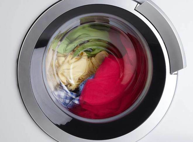 Tại sao khi giặt đồ nên cho 2 chai nhựa vào máy giặt? Tưởng hại máy nhưng lợi không ngờ - 5