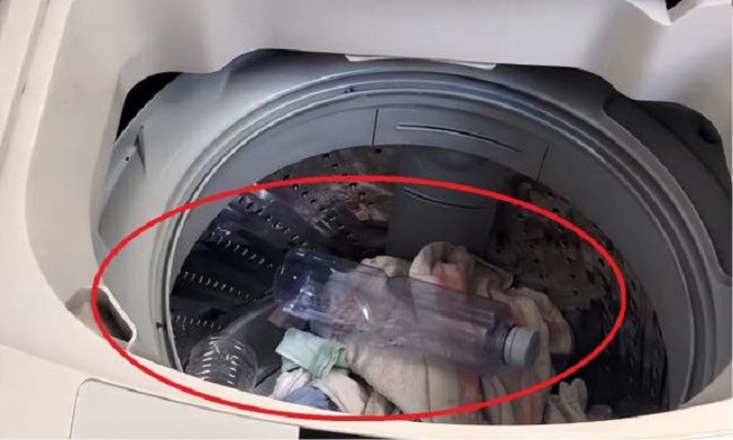 Tại sao khi giặt đồ nên cho 2 chai nhựa vào máy giặt? Tưởng hại máy nhưng lợi không ngờ - 3