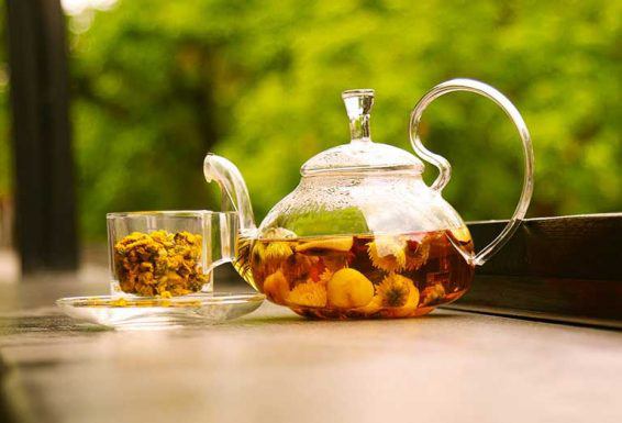 Các loại trà như trà hoa cúc, trà tía tô,... có thể giảm bớt cơn thèm đường lại lành mạnh hơn. (Ảnh minh họa)