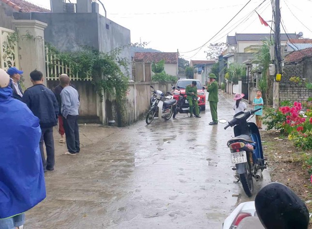 Lực lượng công an tiến hành trích xuất camera khu vực xung quanh nhà cháu bé nhưng vẫn không thấy hình ảnh của cháu Phúc A.