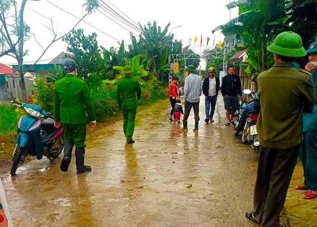 Hai ngày qua, hơn 200 người gồm nhiều lực lượng chức năng, công an, chính quyền địa phương và người dân triển khai việc tìm kiếm cháu Phúc A. nhưng vẫn không có kết quả.